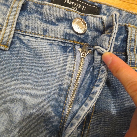 New Forever 21 Men Distressed Bleach Blue Jeans - Picture 7 of 7